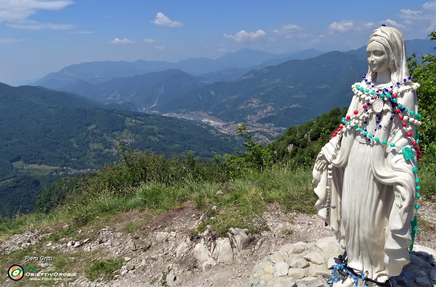 38 Madonnina del Costone (1195 m) con vista su Zogno.JPG -                                